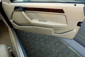 Image 29/63 of Mercedes-Benz 300 CE (1991)