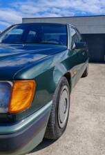 Bild 9/37 von Mercedes-Benz 200 E (1989)