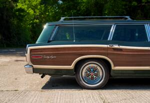 Image 14/28 of Ford LTD Country Squire (1968)