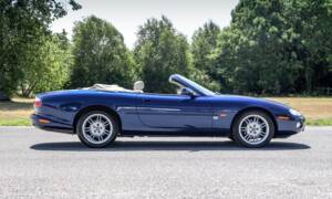 Image 2/36 of Jaguar XK8 4.0 (2001)