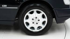 Image 11/15 of Mercedes-Benz E 200 (1995)