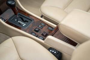 Image 42/83 de Mercedes-Benz E 220 (1996)