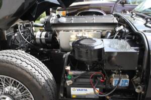 Image 8/24 of Jaguar E-Type (1970)