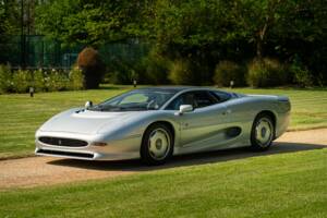 Image 2/50 of Jaguar XJ 220 (1993)
