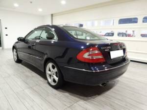 Immagine 3/15 di Mercedes-Benz CLK 320 (2002)