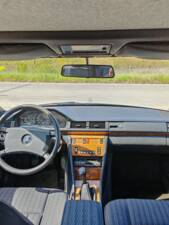 Bild 22/37 von Mercedes-Benz 200 E (1989)