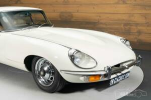 Image 3/8 of Jaguar E-Type (1969)
