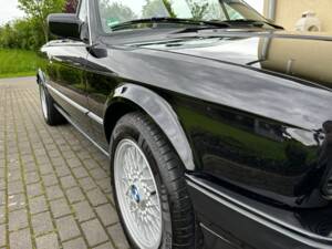 Image 13/40 of BMW 320i (1992)