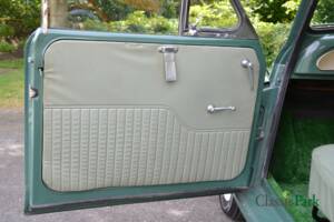 Image 17/50 of Morris Minor 1000 Traveller (1964)