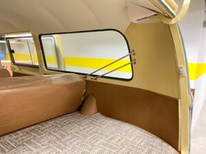 Image 5/9 of Volkswagen T2 Brasil Camper (1970)