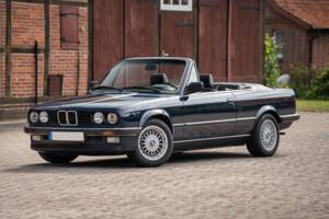 Image 3/99 of BMW 320i (1989)