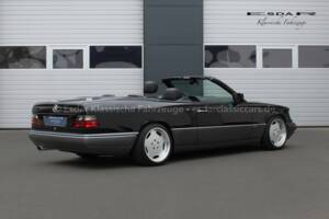 Image 13/33 of Mercedes-Benz E 200 (1994)