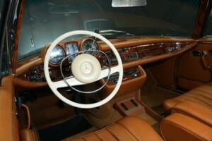 Image 13/30 of Mercedes-Benz 280 SE 3,5 (1970)