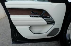 Image 48/61 of Land Rover Range Rover D350 (2025)