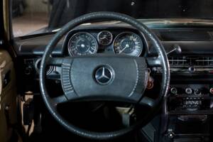 Image 61/64 of Mercedes-Benz 230/6 LWB (1976)