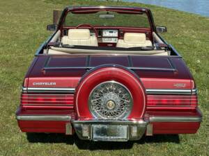 Bild 7/8 von Chrysler Le Baron (1985)
