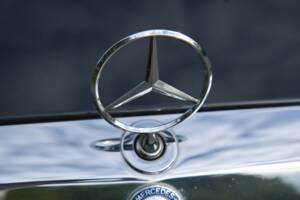 Image 19/63 of Mercedes-Benz 220 E (1993)