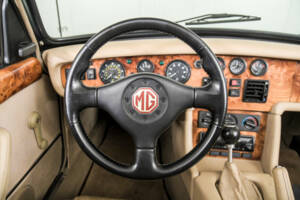 Image 8/50 of MG RV8 (1994)