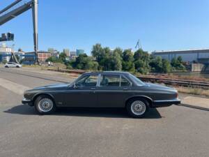 Image 7/8 of Daimler Double Six (1992)
