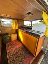 Image 13/20 of Volkswagen T2b Kombi (1974)