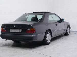 Bild 8/8 von Mercedes-Benz 230 CE (1993)