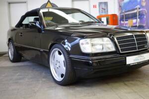 Image 4/36 of Mercedes-Benz E 320 (1995)