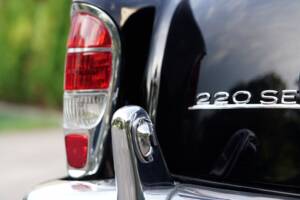 Immagine 7/35 di Mercedes-Benz 220 SE (1960)