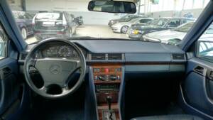 Afbeelding 38/40 van Mercedes-Benz E 420 (1993)