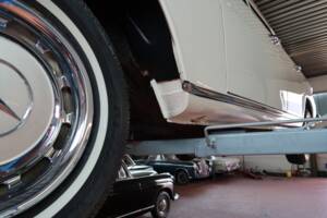 Image 23/32 of Mercedes-Benz 200 D (1966)