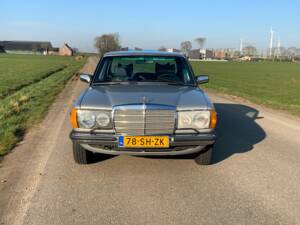 Bild 2/8 von Mercedes-Benz 250 (1978)