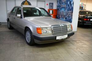 Bild 2/33 von Mercedes-Benz 230 E (1990)