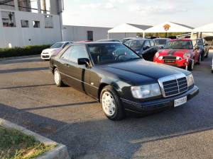 Image 1/36 de Mercedes-Benz 230 CE (1989)