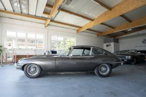 Image 2/15 de Jaguar E-Type (1969)
