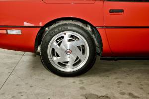 Bild 15/32 von Chevrolet Corvette Convertible (1988)