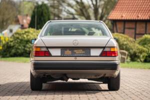 Afbeelding 16/63 van Mercedes-Benz 230 CE (1988)