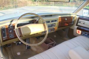 Image 47/56 of Cadillac Coupe DeVille (1977)