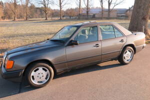 Image 4/92 de Mercedes-Benz 200 D (1989)