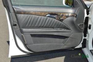 Image 17/50 of Mercedes-Benz E 500 T (2004)