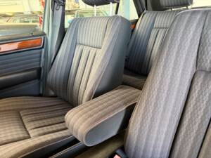 Image 14/21 of Mercedes-Benz 230 E (1992)