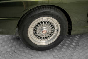 Image 35/50 of MG RV8 (1994)