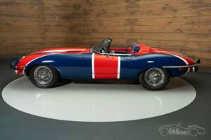 Image 7/8 de Jaguar E-Type (1970)