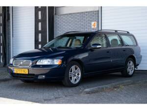 Image 2/43 of Volvo V 70 2.4 (2007)