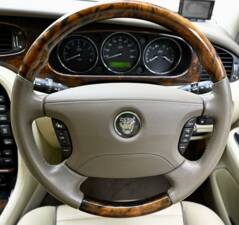 Image 27/50 of Jaguar XJ 8 4.2 (2006)