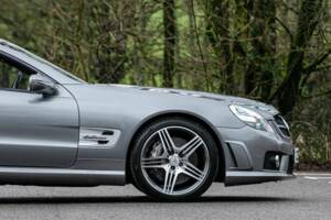 Image 13/41 de Mercedes-Benz SL 63 AMG (2008)