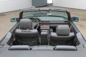 Image 22/33 of Mercedes-Benz E 200 (1994)