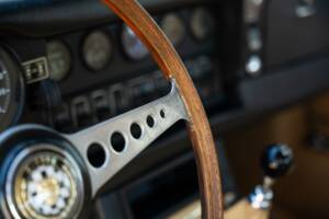Image 29/78 de Jaguar E-Type (1969)