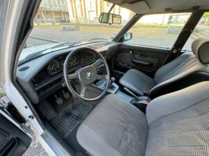 Bild 2/8 von BMW 518i (1987)