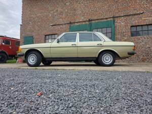 Image 12/73 of Mercedes-Benz 230 E (1985)