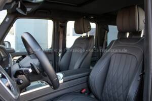 Image 14/32 of Mercedes-Benz G 500 (LWB) (2023)