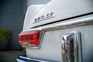 Image 12/24 de Mercedes-Benz 220 SE b (1963)
